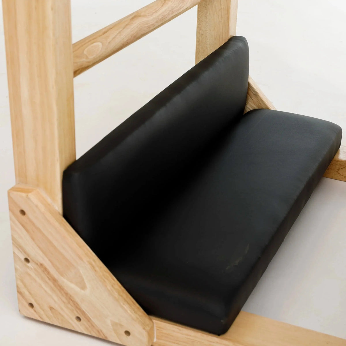 Cale-pied rembourré antidérapant pour un appui stable et confortable lors des exercices sur Ladder Barrel Pilates