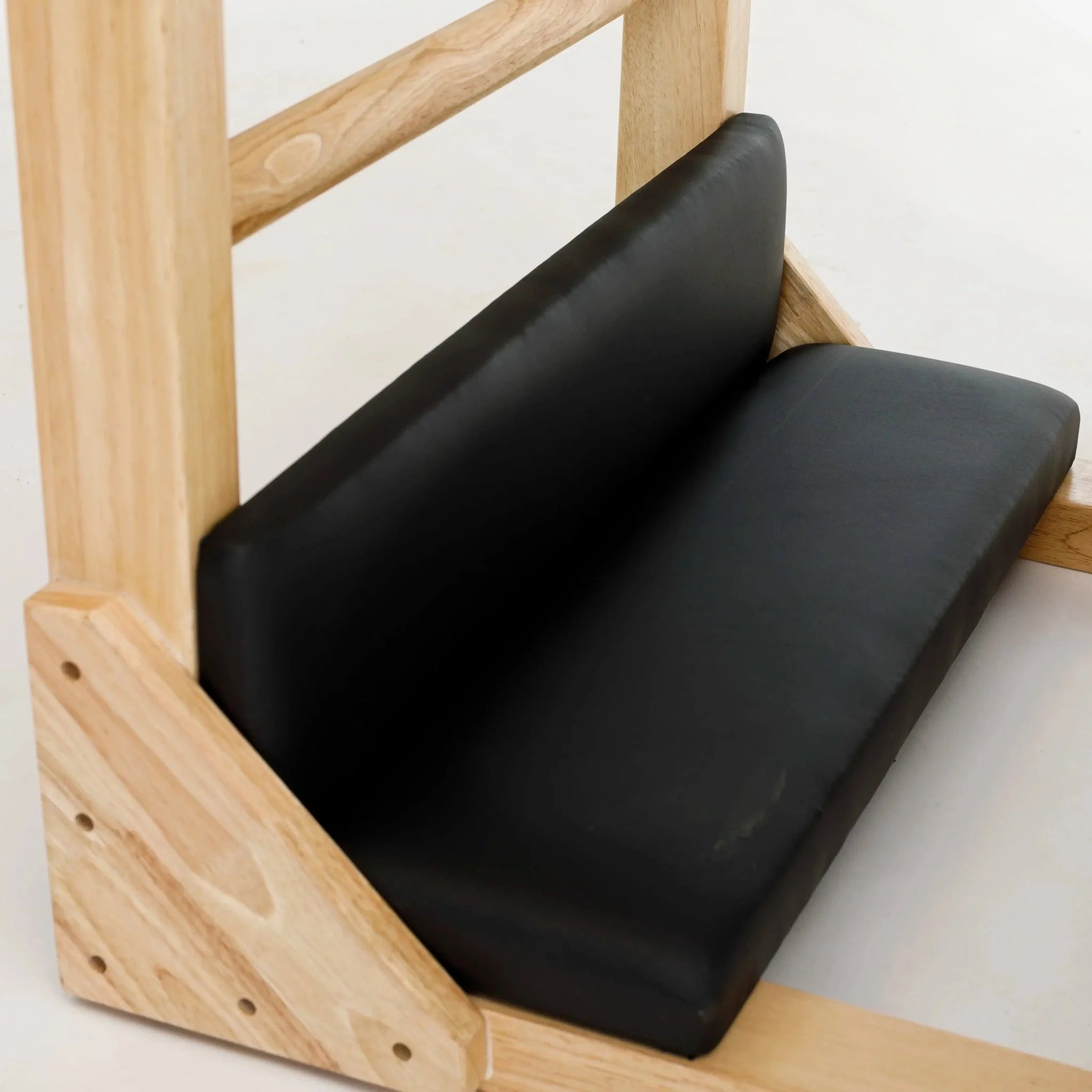 Cale-pied rembourré antidérapant pour un appui stable et confortable lors des exercices sur Ladder Barrel Pilates