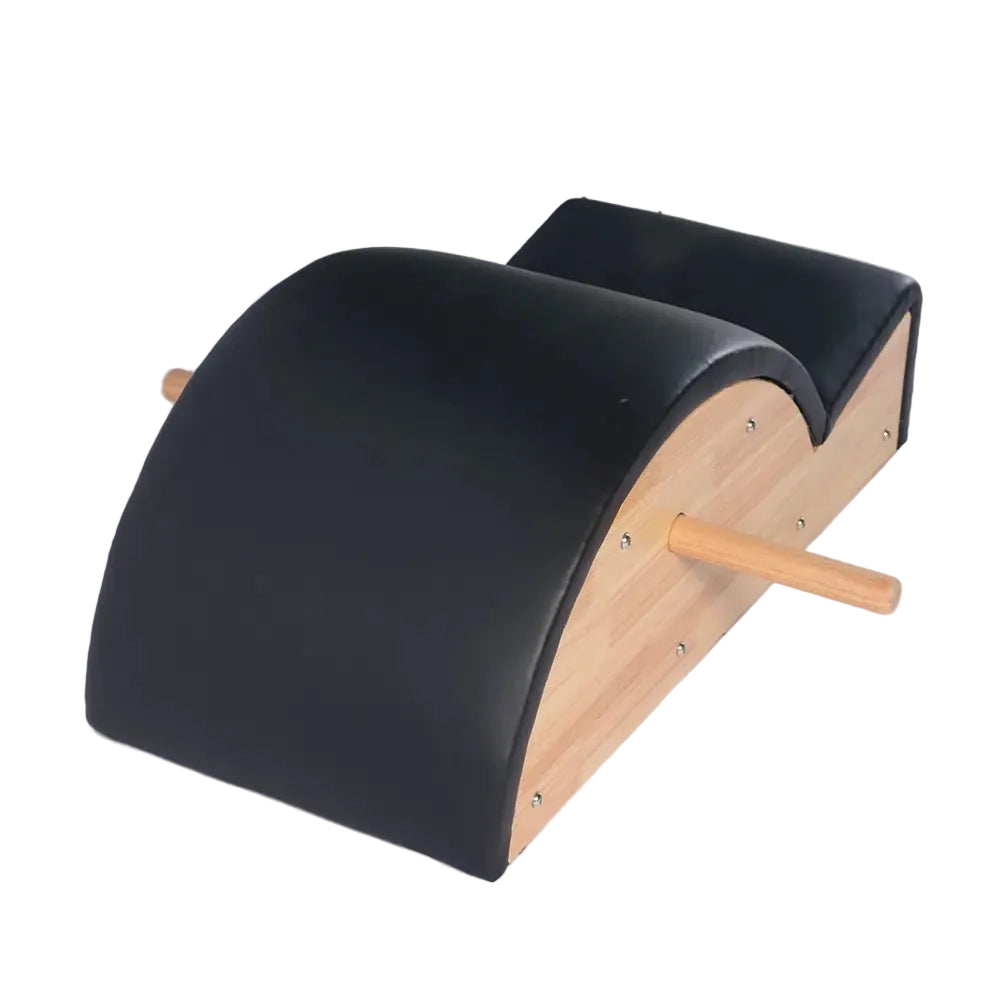 Spine Corrector Pilates vu de trois quarts montrant son arche bombée et son creux ergonomique pour épouser la colonne