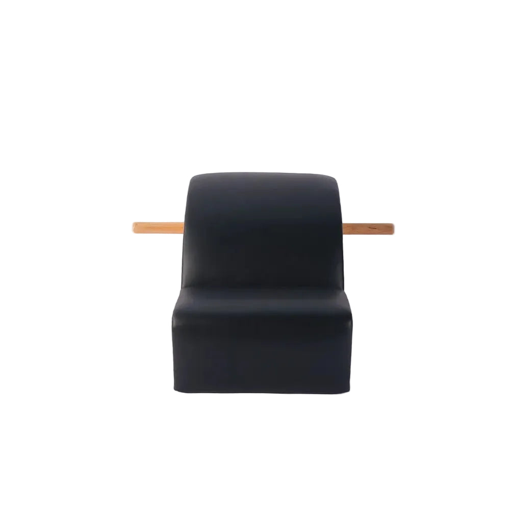 Vue de face du Spine Corrector Pilates montrant son revêtement noir épais et ses poignées latérales en bois